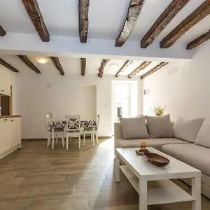  Apartment Nena- Sa Posebnim Ulazom U Prizemlju, Terasom I Zelenom Okucnicom